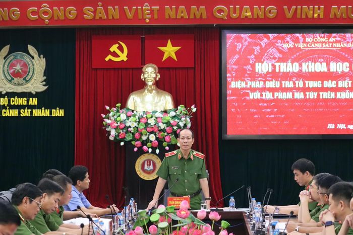 Thiếu tướng, PGS.TS Trần Quang Huyên, Phó Giám đốc Học viện CSND chủ trì hội thảo.