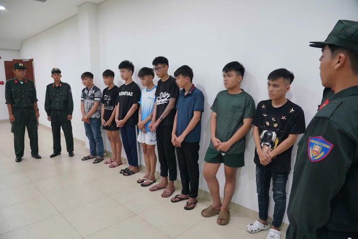 Nhóm thanh thiếu niên mang theo hung khí, chạy xe tốc độ cao, lạng lách trên nhiều tuyến đường của TP Huế vào tối 17/8.
