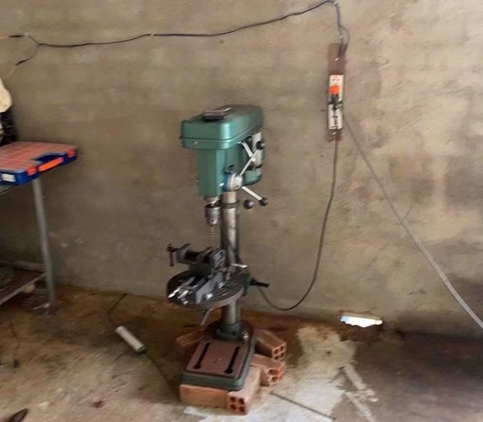 Các đối tượng và phương tiện để sản xuất vũ khí quân dụng.