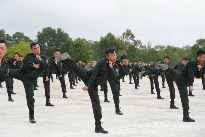 Công an TP Huế tổ chức lớp huấn luyện Trung đoàn Cảnh sát cơ động dự bị chiến đấu đợt 1 năm 2026.