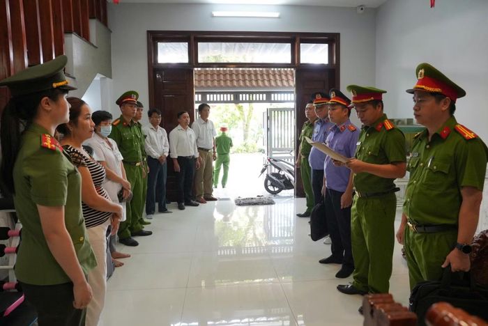 Tống đạt quyết định khởi tố đối tượng cho vay lãi nặng 360%/năm.