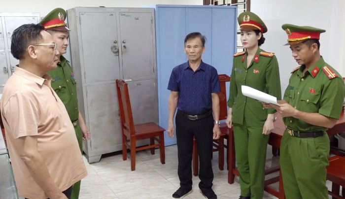 Bị can Cao Tiến Đoan (ngoài cùng bên trái) bị khởi tố tội “Vi phạm quy định về hoạt động bán đấu giá tài sản".