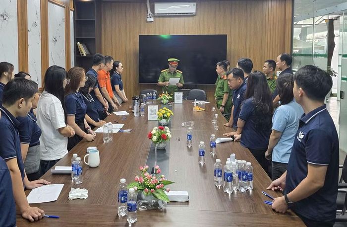Cơ quan Công an thi hành lệnh khám xét tại Công ty TNHH Công nghệ Môi trường Đất Việt.