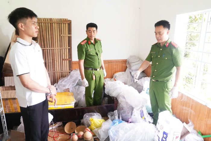 Công an phường Trường Vinh bắt quả tang đối tượng tàng trữ, sản xuất pháo nổ trái phép.