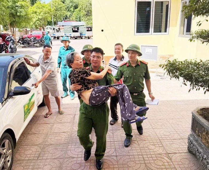 CBCS Công an phường Trường Vinh hỗ trợ thân nhân liệt sĩ lấy mẫu sinh phẩm ADN để xác định thông tin liệt sĩ.