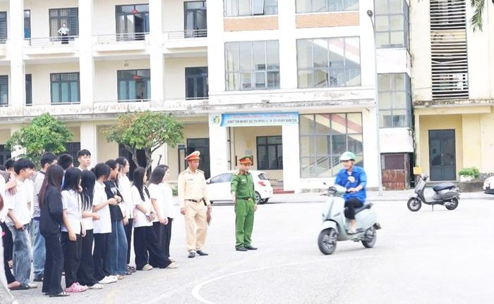 Công an phường Trường Vinh tổ chức tập huấn, hướng dẫn lái xe an toàn cho học sinh tại các trường học trên địa bàn.