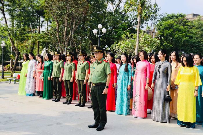 Đoàn Đại biểu Cụm thi đua số 1 Bộ Công an tổ chức lễ dâng hoa, dâng hương tri ân, tưởng nhớ công lao của Anh hùng liệt sĩ Võ Thị Sáu nơi công viên mang tên nữ anh hùng.