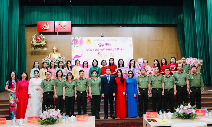 Lãnh đạo các đơn vị trong Cụm thi đua số 1 chụp ảnh lưu niệm cùng các đại biểu và đại diện hội phụ nữ các đơn vị.