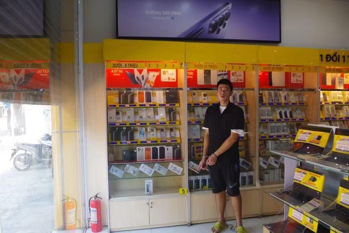 Lã Hoàng Sơn đập vỡ 2 tủ kính để lấy điện thoại.