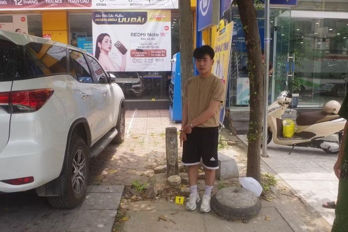 Phạm Trung Thành đứng đợi và cảnh giới cho Sơn.