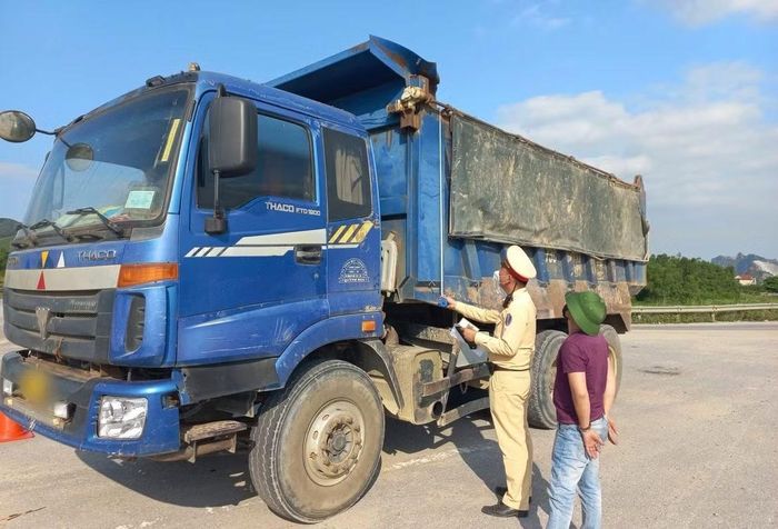 Lực lượng Cảnh sát Giao thông sẽ xử lý nghiêm chở hàng vượt tải trọng, quá khổ giới hạn, xếp hàng vượt chiều cao cho phép...