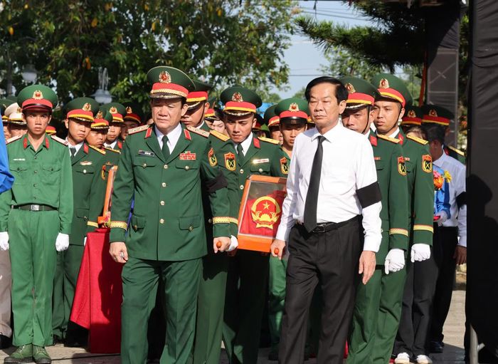 Các đại biểu đưa các anh hùng liệt sĩ đến an táng tại Nghĩa trang liệt sĩ TP Cần Thơ.
