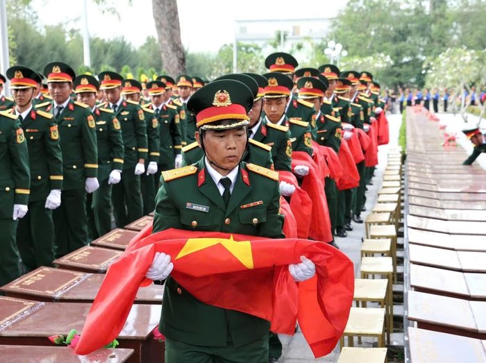 Các nghi thức tại lễ truy điệu, an táng được thực hiện trang nghiêm.