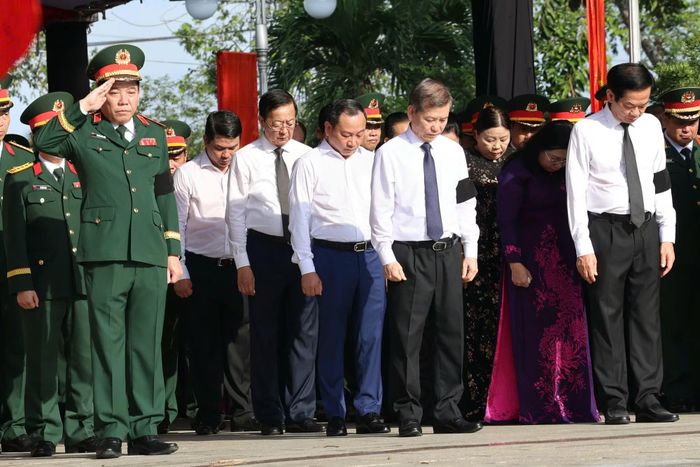 Các đại biểu thực hiện nghi thức tại lễ truy điệu, an táng hài cốt liệt sĩ.