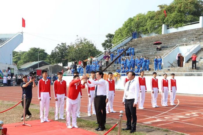 Bí thư Tỉnh ủy Lạng Sơn Hoàng Quốc Khánh trao ngọn đuốc Đại hội TDTT tỉnh Lạng Sơn lần thứ X cho đoàn VĐV tiêu biểu.