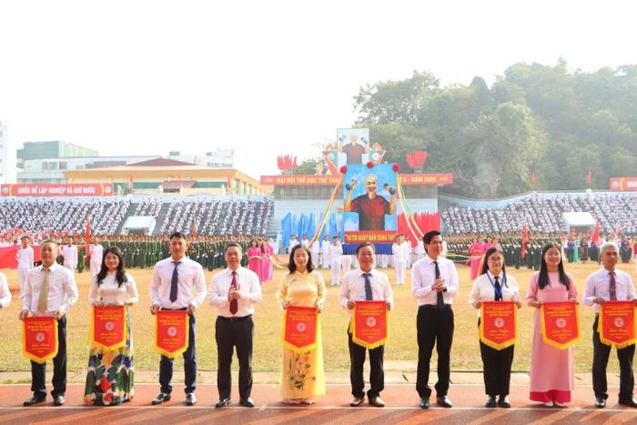 Các đồng chí lãnh đạo tỉnh Lạng Sơn trao Cờ lưu niệm tặng các đoàn.