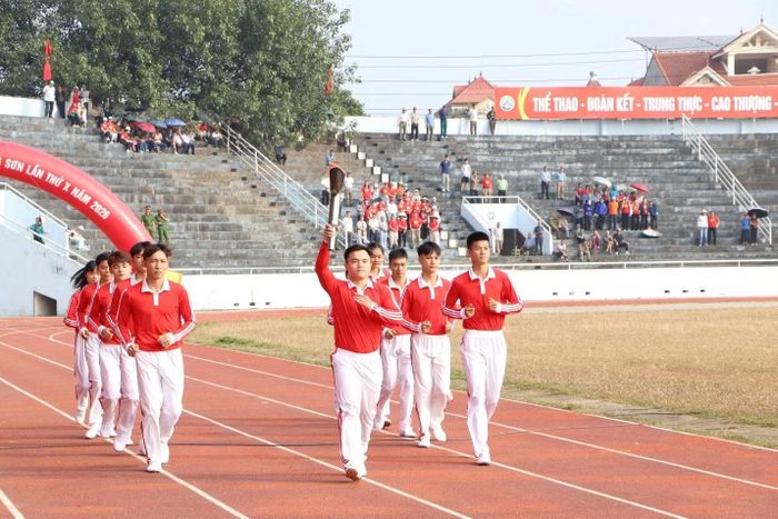 Đoàn Vận động viên tiêu biểu rước ngọn lửa truyền thống khai mạc Đại hội TDTT tỉnh Lạng Sơn lần thứ X.