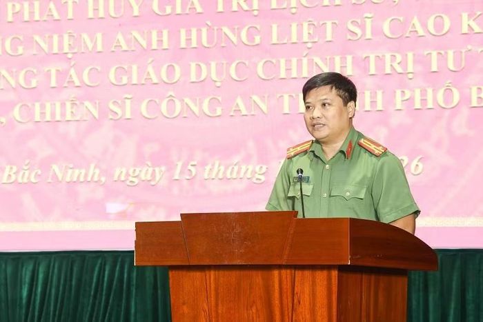 Thượng tá Lê Thành Văn, Phó Trưởng phòng Công tác chính trị, Công an TP Bắc Ninh phát biểu tại hội thảo.