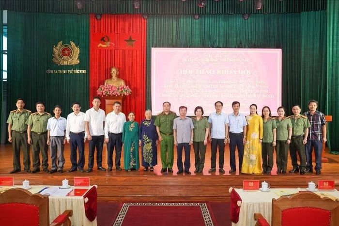 Các đại biểu chụp ảnh lưu niệm.