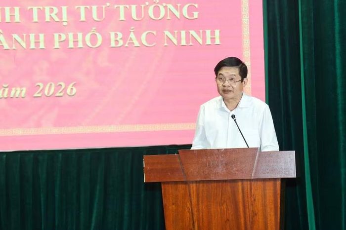 Đồng chí Phí Hữu Quynh, Trưởng phòng Giáo dục chính trị và Học sinh sinh viên - Sở Giáo dục và Đào tạo TP Bắc Ninh phát biểu tại hội thảo.
