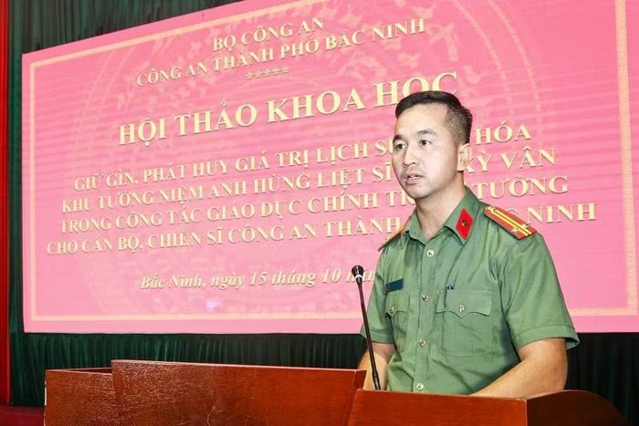 Trung tá Nguyễn Mạnh Tùng, Phó Trưởng Công an phường Bắc Giang phát biểu tại hội thảo.