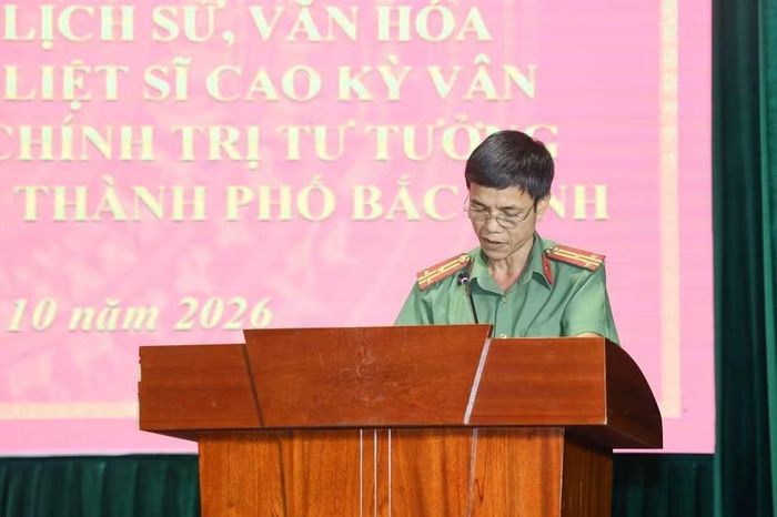 Thượng tá Trần Văn Nghị, Giám đốc Bảo tàng Công an nhân dân phát biểu tại hội thảo