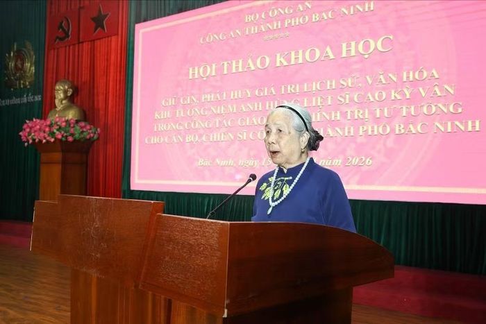 Bà Nguyễn Thị Bình - em gái Anh hùng liệt sĩ Cao Kỳ Vân phát biểu tại hội thảo.