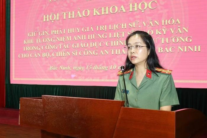 Thượng tá Bùi Thị Ánh Hồng, Phó Trưởng phòng Công tác chính trị, Công an TP Bắc Ninh phát biểu tại hội thảo.