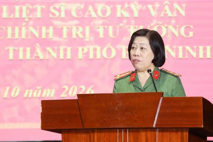Đại tá Nguyễn Thị Lợi, Viện trưởng Viện lịch sử Công an phát biểu tại hội thảo.
