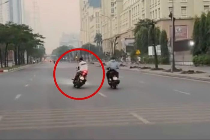 Hình ảnh hai "quái xế" nữ trên đường.