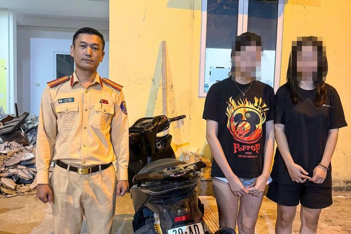 Hai "quái xế" nữ tại cơ quan Công an.