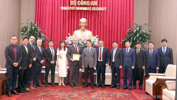 Bộ trưởng Lương Tam Quang và ông Andrew Cope cùng các đại biểu.