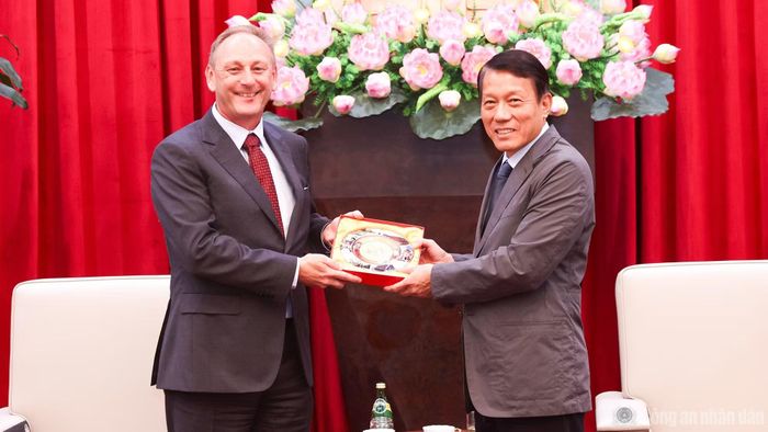 Bộ trưởng Lương Tam Quang tặng quà lưu niệm ông Andrew Cope.