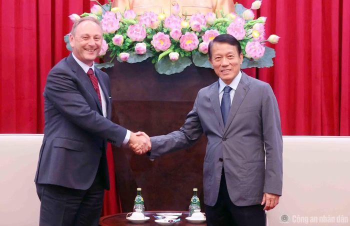 Bộ trưởng Lương Tam Quang và ông Andrew Cope.