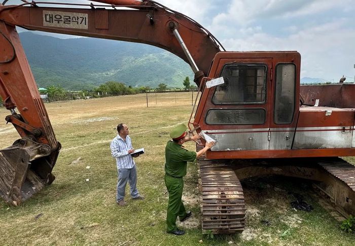Công an xã Vạn Hưng, tỉnh Khánh Hòa lập biên bản niêm phong, tạm giữ một xe cơ giới chuyên dụng khai thác đất trái phép.