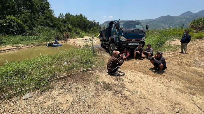 Một nhóm đối tượng khai thác cát trái phép đã bị Công an xã Nam Ninh Hòa, tỉnh Khánh Hòa bắt quả tang.