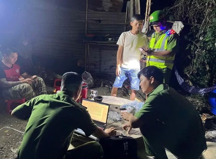 Công an xã Trung Khánh Vĩnh, tỉnh Khánh Hòa xuyên đêm truy bắt "cát tặc" trên sông Chò.