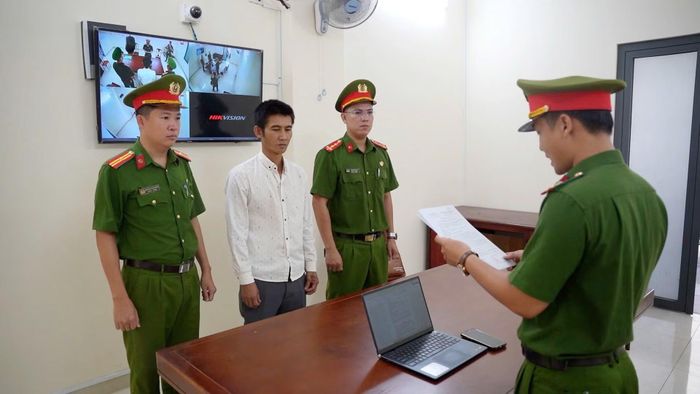 Chưa chấp hành quyết định xử phạt hành chính nhưng Nguyễn Ngọc Thơ tiếp tục khai thác cát trái phép nên Cơ quan CSĐT Công an tỉnh Khánh Hòa khởi tố bị can để xử lý theo pháp luật về hình sự.