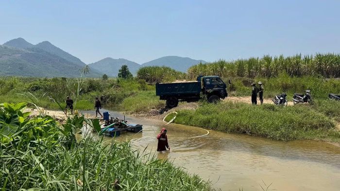 Một nhóm đối tượng sử dụng máy nổ bơm hút cát trái phép tại suối Cát, thôn Suối Sâu, xã Nam Ninh Hòa, tỉnh Khánh Hòa đã bị Công an địa phương bắt quả tang.