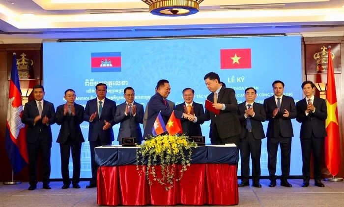 Trưởng Nhóm công tác hai nước ký Quy chế phối hợp của Nhóm công tác chung Bộ Công an Việt Nam và Bộ Nội vụ Campuchia phòng, chống tội phạm xuyên quốc gia.