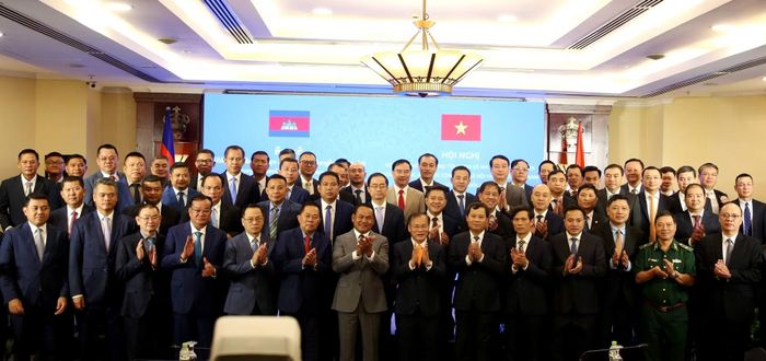 Lãnh đạo cùng các đại biểu hai đoàn chụp hình lưu niệm.