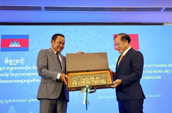 Trưởng đoàn hai nước trao tặng quà lưu niệm.