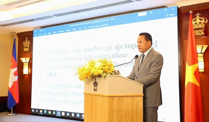 Ngài Thống tướng Sar Theth, Tổng cục trưởng Tổng cục Công an Quốc gia, Bộ Nội vụ Campuchia, phát biểu ý kiến.