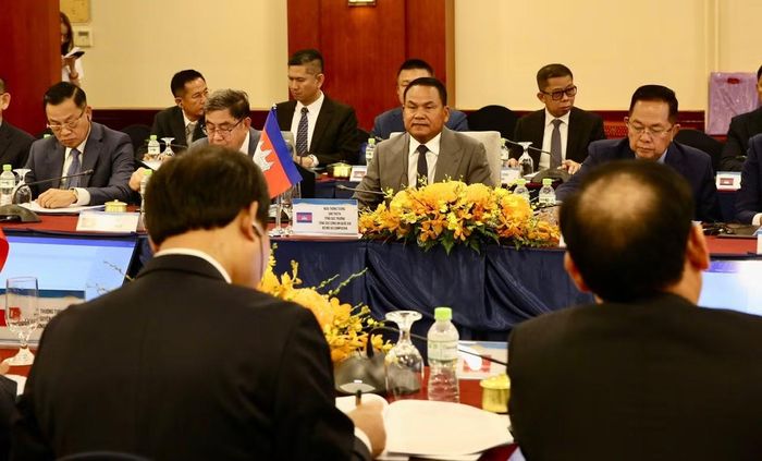 Lãnh đạo hai đoàn Bộ Công an Việt Nam và Bộ Nội vụ Campuchia cùng các đại biểu tại hội nghị.
