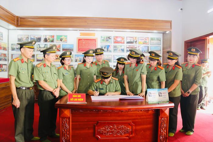 Phó Cục trưởng Tường Minh Châu ghi sổ lưu niệm tại Khu lưu niệm Anh hùng liệt sĩ CAND Bùi Thị Cúc.