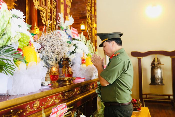 Đại tá Tường Minh Châu, Phó Cục trưởng Cục Ngoại tuyến dâng hương tưởng nhớ Anh hùng liệt sĩ CAND Bùi Thị Cúc.