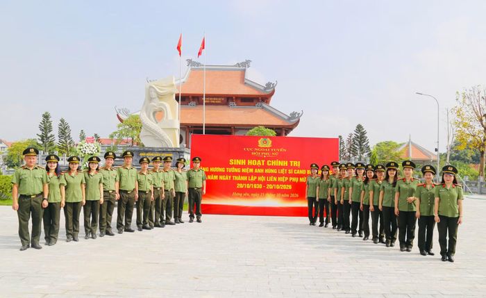 Đoàn đại biểu Cục Ngoại tuyến chụp ảnh tại Khu lưu niệm Anh hùng liệt sĩ CAND Bùi Thị Cúc.