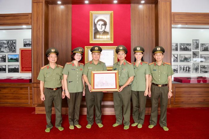 Đoàn công tác trao tặng khu lưu niệm ca khúc do chính cán bộ chiến sĩ Cục Ngoại tuyến sáng tác về nữ anh hùng liệt sĩ CAND Bùi Thị Cúc.