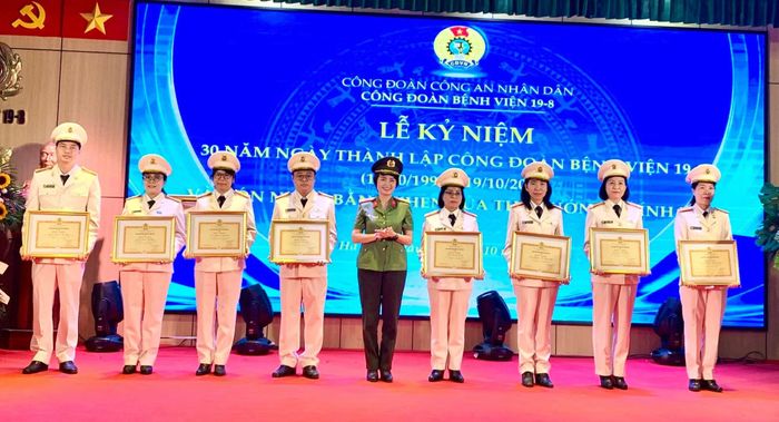 Đại tá Nguyễn Thái Hưng, Phó Giám đốc Bệnh viện 19-8 (ảnh trái) và Đại tá Công Thanh Thảo trao Bằng khen của Bộ trưởng Bộ Công an và Bằng khen của Ban Công đoàn CAND cho các cá nhân xuất sắc.
