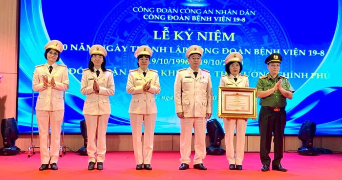 Đại tá Nguyễn Tiến Quang trao Bằng khen của Thủ tướng Chính phủ cho Công đoàn Bệnh viện 19-8.